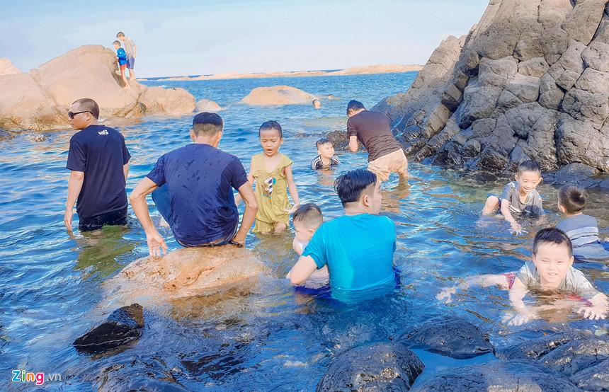 Gành Đá Đĩa đông đúc, hút khách giải nhiệt dịp nghỉ lễ-6