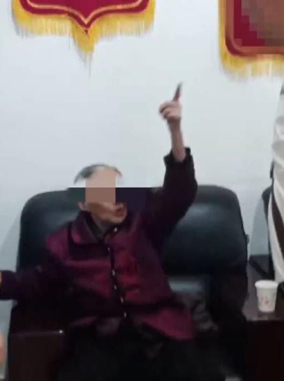 Clip: Rớt tim nhìn cụ bà 90 tuổi trèo xuống từ tầng 9 tòa nhà-2