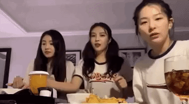 Hậu biểu diễn ở Việt Nam, Red Velvet lo lắng khi liên tiếp bị fan cuồng quấy rối khi đang livestream-1