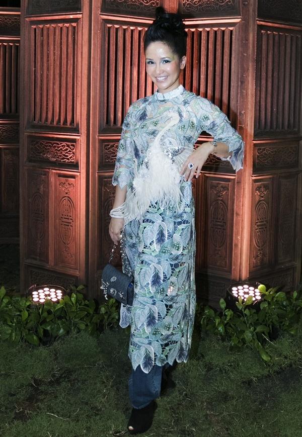 SAO MẶC XẤU: Phượng Chanel mặc hàng hiệu như váy ngủ - Đỗ Mỹ Linh lộ nội y kém duyên-3