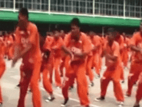 Tròn mắt xem hàng trăm tù nhân Philippines cover vũ đạo 'Sorry Sorry'