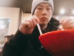 Ngồi yên ăn mỳ không thôi cũng 'dính đạn', nam idol Kpop bị công chúng Nhật chửi rủa thậm tệ