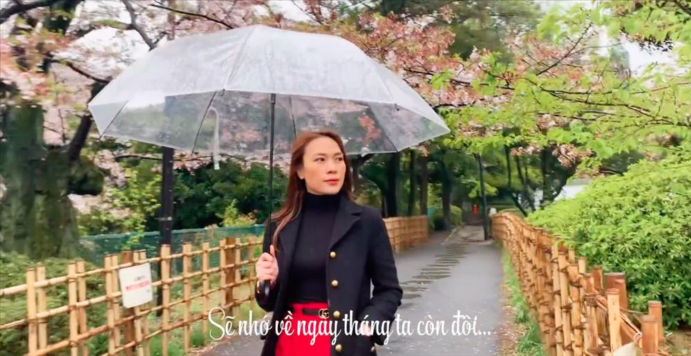 Chỉ cần diện đồ sương sương trăm triệu xong cầm ô đi tới đi lui, Mỹ Tâm cũng khiến fan phát cuồng-1