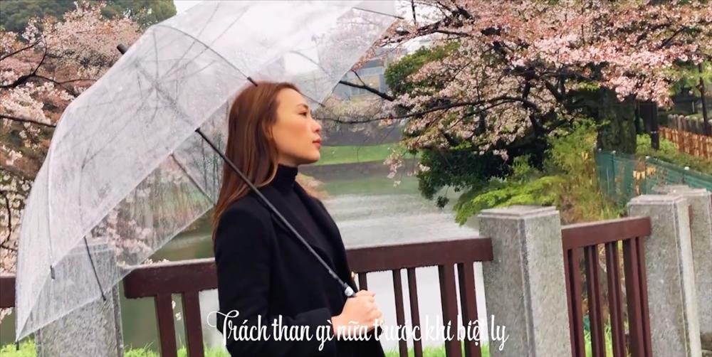 Chỉ cần diện đồ sương sương trăm triệu xong cầm ô đi tới đi lui, Mỹ Tâm cũng khiến fan phát cuồng-2