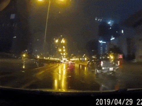 Clip sốc: Mục sư thản nhiên hôn say đắm cô gái trẻ để ‘trừ tà’ khiến người xung quanh... đỏ mặt!-3