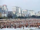 Hàng chục nghìn du khách chen nhau 'ngộp thở' ở biển Sầm Sơn