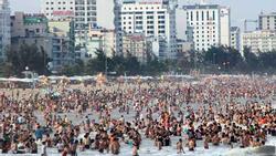Hàng chục nghìn du khách chen nhau 'ngộp thở' ở biển Sầm Sơn