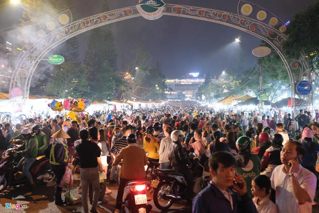 Cảnh người ngắm người ở các điểm đến nổi tiếng của Đà Lạt-5