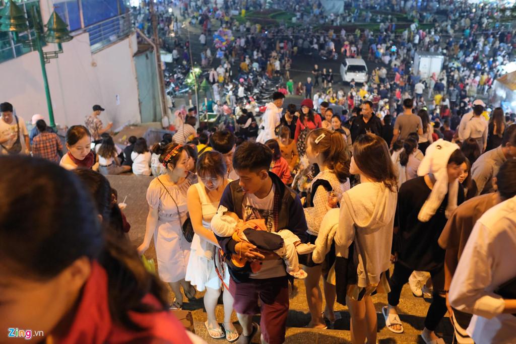 Cảnh người ngắm người ở các điểm đến nổi tiếng của Đà Lạt-7