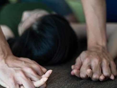 Thiếu nữ 19 tuổi bị bạn trai mới quen khống chế, đưa vào nghĩa trang cưỡng hiếp