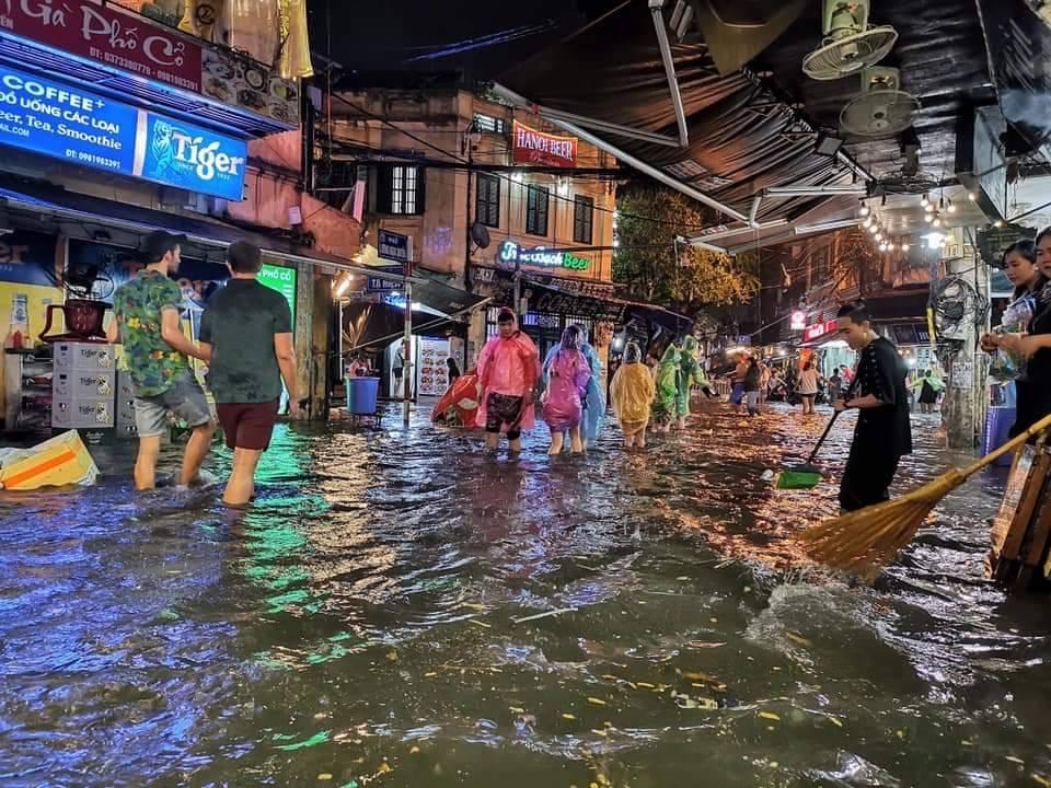 Hà Nội mưa cực to giữa kỳ nghỉ lễ, nửa đêm rẽ sóng về nhà-1