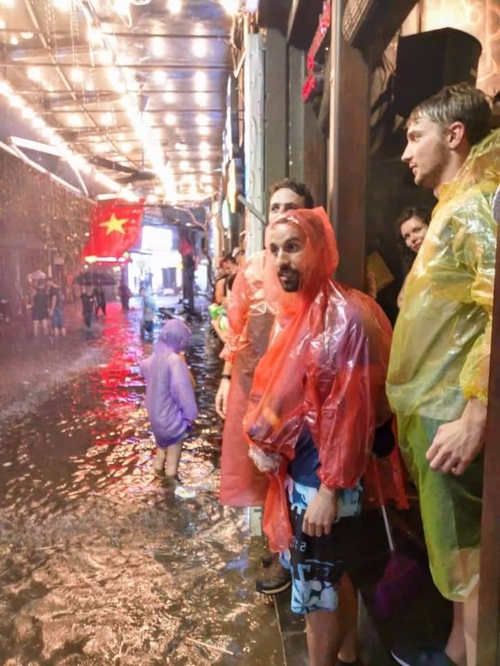 Hà Nội mưa cực to giữa kỳ nghỉ lễ, nửa đêm rẽ sóng về nhà-3