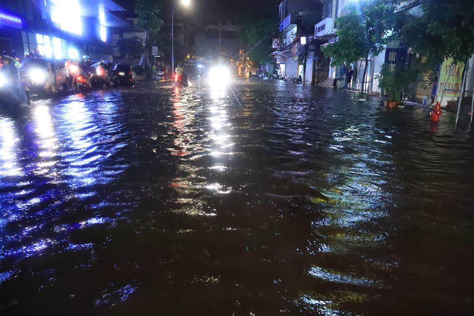 Hà Nội mưa cực to giữa kỳ nghỉ lễ, nửa đêm rẽ sóng về nhà-6