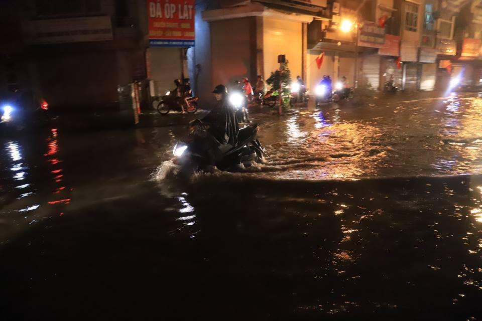 Hà Nội mưa cực to giữa kỳ nghỉ lễ, nửa đêm rẽ sóng về nhà-7