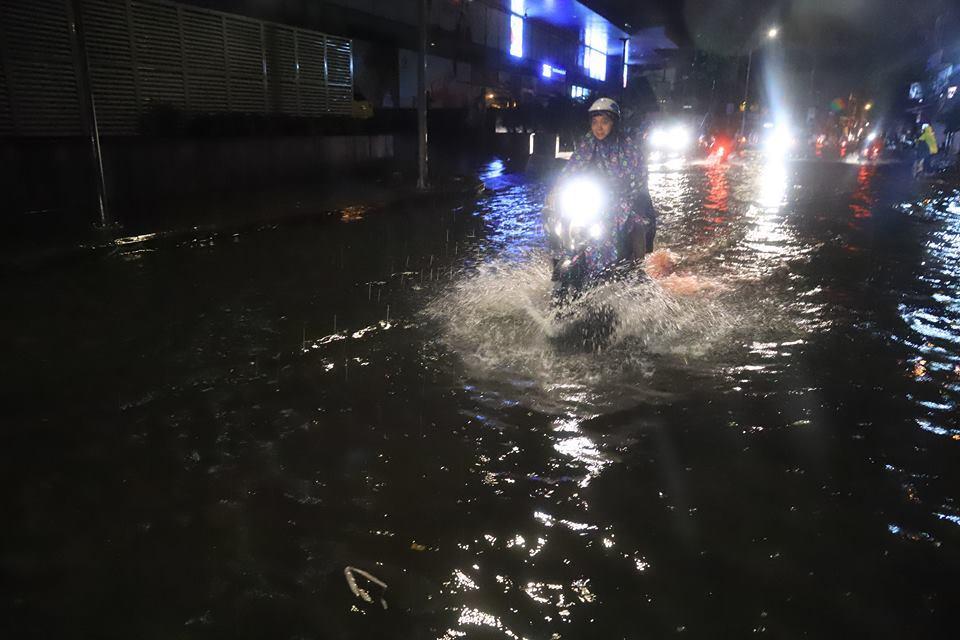 Hà Nội mưa cực to giữa kỳ nghỉ lễ, nửa đêm rẽ sóng về nhà-8