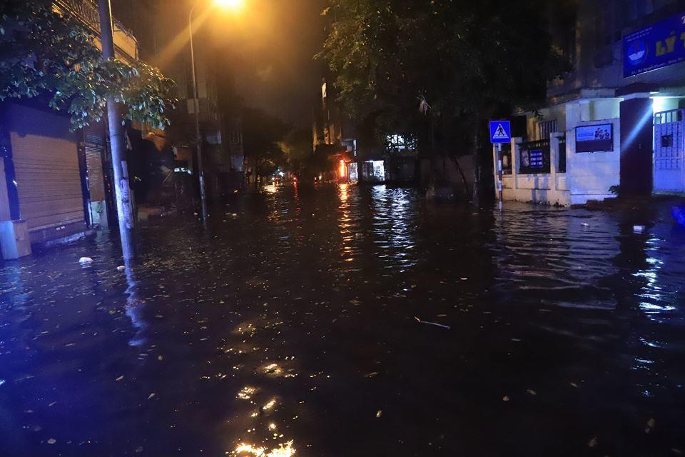 Hà Nội mưa cực to giữa kỳ nghỉ lễ, nửa đêm rẽ sóng về nhà-9