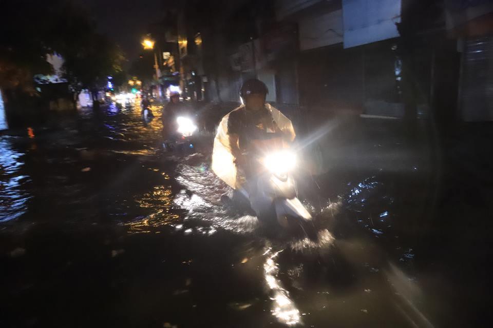 Hà Nội mưa cực to giữa kỳ nghỉ lễ, nửa đêm rẽ sóng về nhà-10