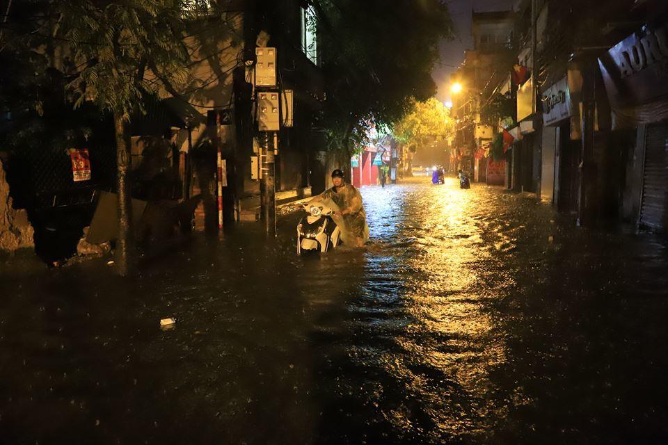 Hà Nội mưa cực to giữa kỳ nghỉ lễ, nửa đêm rẽ sóng về nhà-12