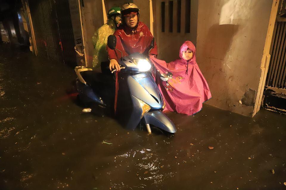 Hà Nội mưa cực to giữa kỳ nghỉ lễ, nửa đêm rẽ sóng về nhà-13
