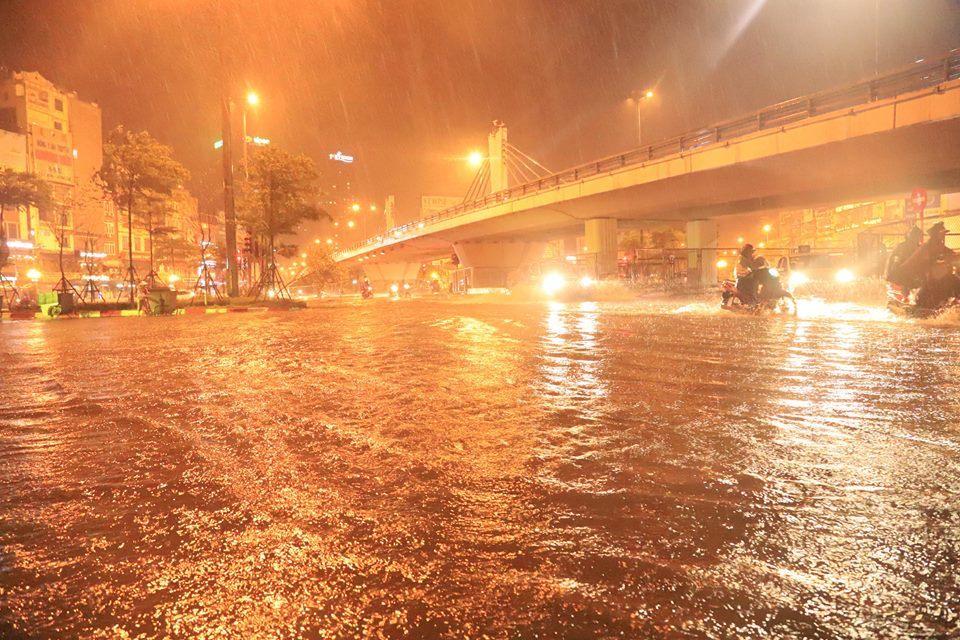 Hà Nội mưa cực to giữa kỳ nghỉ lễ, nửa đêm rẽ sóng về nhà-14