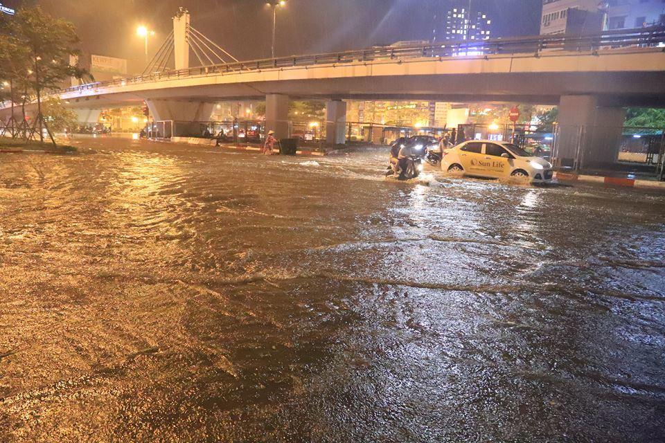 Hà Nội mưa cực to giữa kỳ nghỉ lễ, nửa đêm rẽ sóng về nhà-15