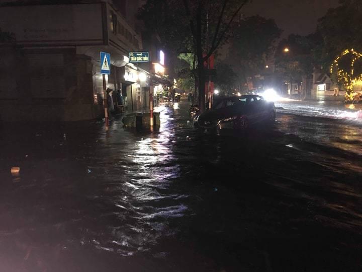 Hà Nội mưa cực to giữa kỳ nghỉ lễ, nửa đêm rẽ sóng về nhà-17