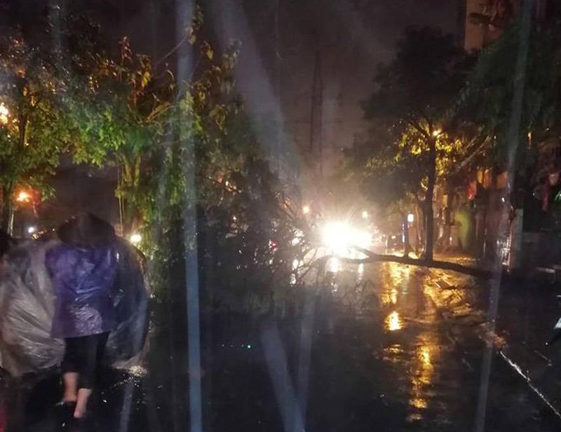 Hà Nội mưa cực to giữa kỳ nghỉ lễ, nửa đêm rẽ sóng về nhà-18