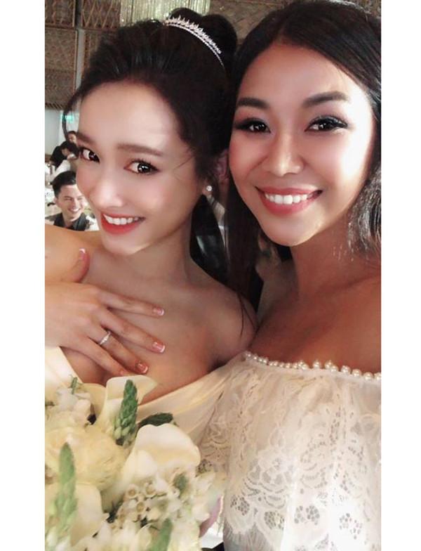 Những lần Nhã Phương để lộ thềm ngực lấp ló, có khi còn phải dùng tay che lại vì sợ… rơi!-7