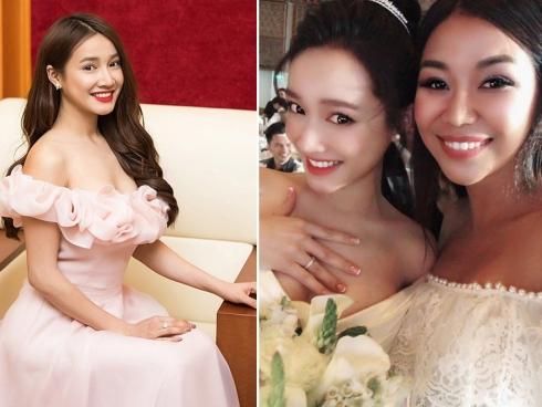 Những lần Nhã Phương để lộ thềm ngực lấp ló, có khi còn phải dùng tay che lại vì sợ… rơi!