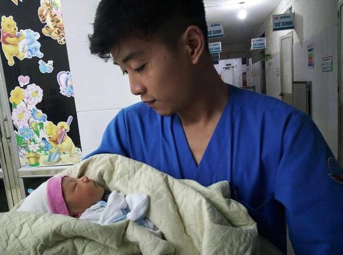 Bé trai 10 ngày tuổi bị bỏ rơi trong xe rác giữa đêm mưa giông-1