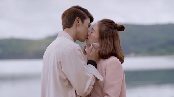 Bình An và Lan Ngọc trao nhau nụ hôn giữa Đà Lạt thơ mộng trong tập 56 Mối Tình Đầu Của Tôi-8