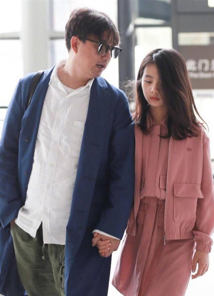 Sao nhí Bố ơi mình đi đâu thế gây chú ý khi lớn lên quá xinh đẹp, sở hữu đôi chân dài miên man-2