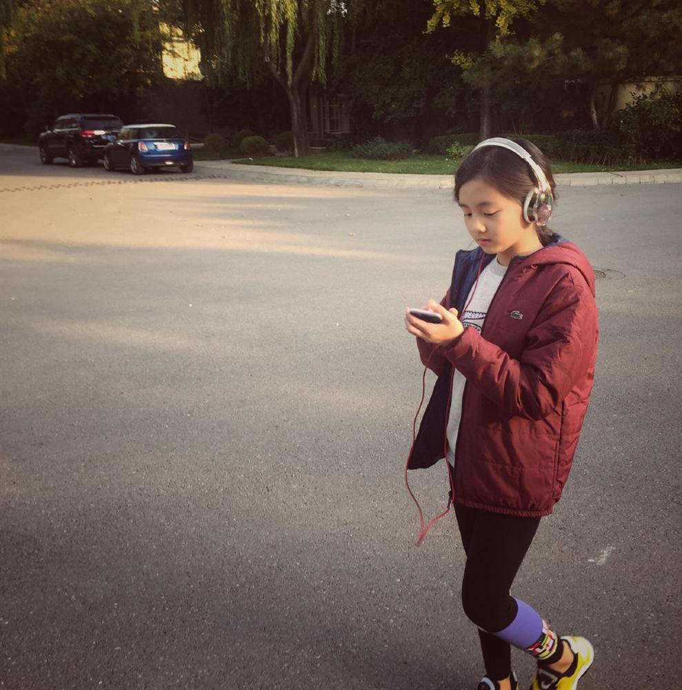 Sao nhí Bố ơi mình đi đâu thế gây chú ý khi lớn lên quá xinh đẹp, sở hữu đôi chân dài miên man-15