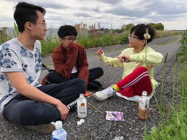 Ngoại hình thay đổi bất ngờ của bé sơ sinh mất chân, bị mẹ bỏ rơi trong vườn hoang sau 13 năm-5