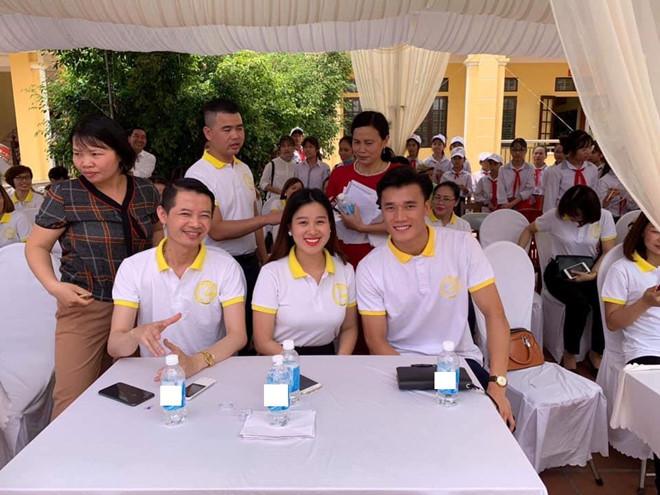 Cầu thủ Việt trong kỳ nghỉ lễ: Hồng Duy dọn rác, Ngọc Hải ở bên vợ con-3