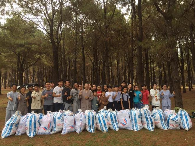 Cầu thủ Việt trong kỳ nghỉ lễ: Hồng Duy dọn rác, Ngọc Hải ở bên vợ con-4