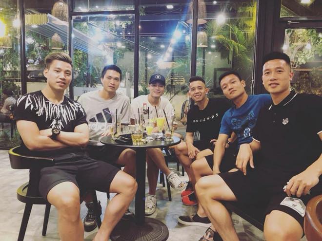 Cầu thủ Việt trong kỳ nghỉ lễ: Hồng Duy dọn rác, Ngọc Hải ở bên vợ con-8