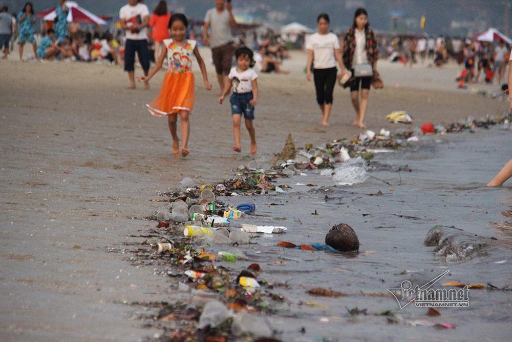Bãi tắm Hạ Long rác đủ loại lềnh phềnh, trẻ nhỏ hồn nhiên ngụp lặn-2