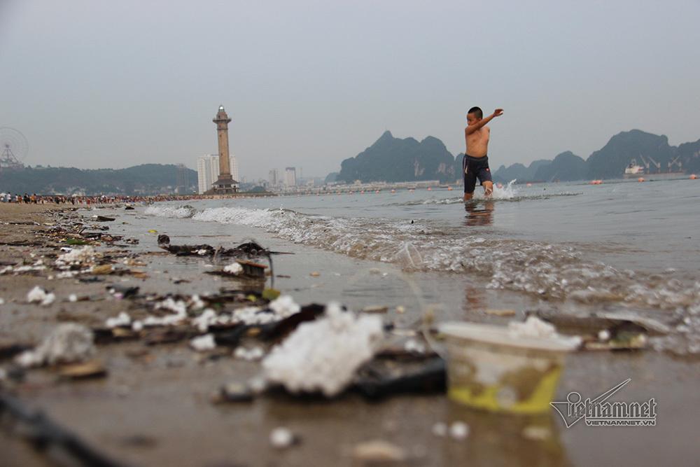 Bãi tắm Hạ Long rác đủ loại lềnh phềnh, trẻ nhỏ hồn nhiên ngụp lặn-3