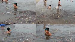 Bãi tắm Hạ Long rác đủ loại lềnh phềnh, trẻ nhỏ hồn nhiên ngụp lặn