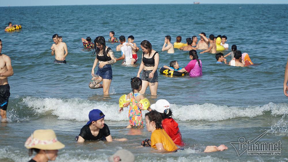 Biển Vũng Tàu đông nghịt người, nhiều trẻ lạc cha mẹ-3