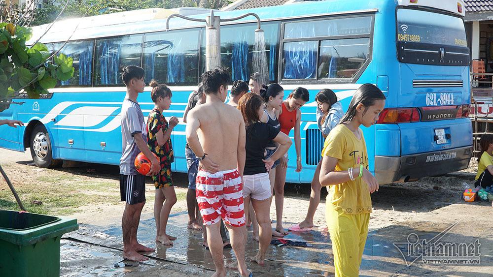 Biển Vũng Tàu đông nghịt người, nhiều trẻ lạc cha mẹ-6