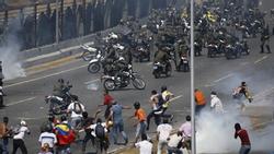 Đường phố thủ đô Venezuela như chiến trường sau tuyên bố đảo chính