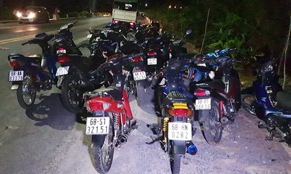 Hơn 100 thanh niên đua xe trên đường Xuyên Á-2