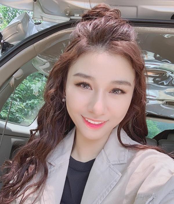 Hôn nhân con gái bầu Đệ với chồng cao 1m93-1