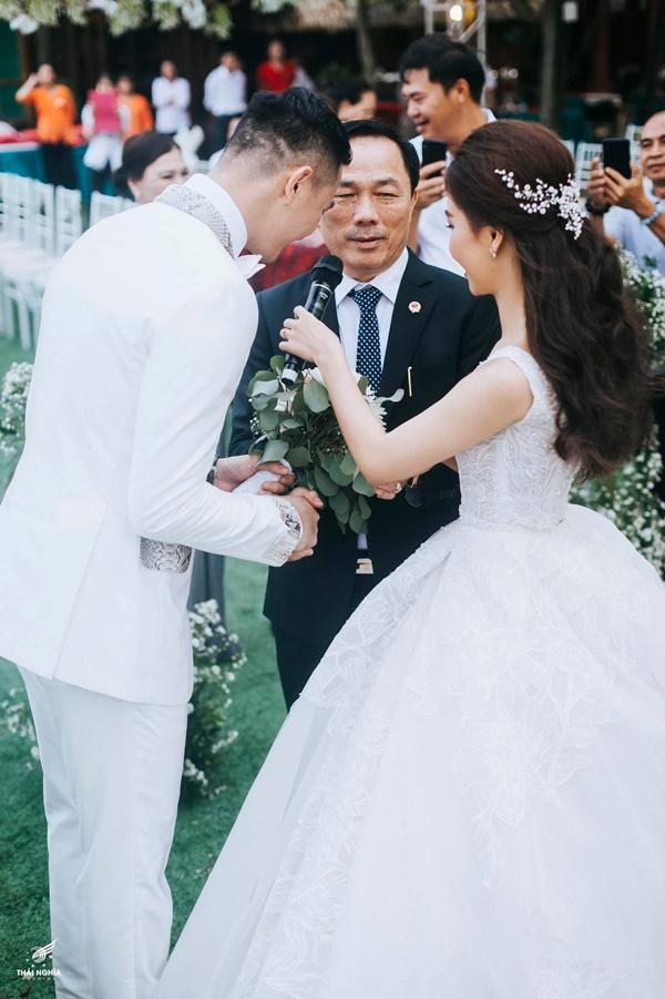 Hôn nhân con gái bầu Đệ với chồng cao 1m93-4