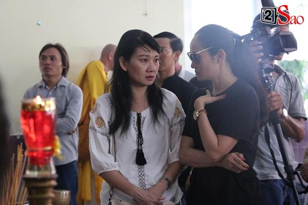 Ốc Thanh Vân đến sớm phụ giúp gia đình nghệ sĩ Lê Bình trước giờ diễn ra lễ viếng-14