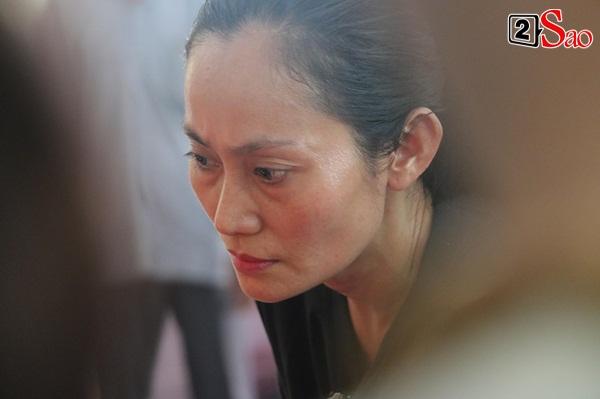 Ốc Thanh Vân đến sớm phụ giúp gia đình nghệ sĩ Lê Bình trước giờ diễn ra lễ viếng-13