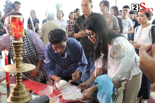 Ốc Thanh Vân đến sớm phụ giúp gia đình nghệ sĩ Lê Bình trước giờ diễn ra lễ viếng-10