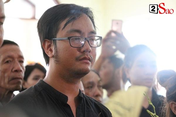 Ốc Thanh Vân đến sớm phụ giúp gia đình nghệ sĩ Lê Bình trước giờ diễn ra lễ viếng-11